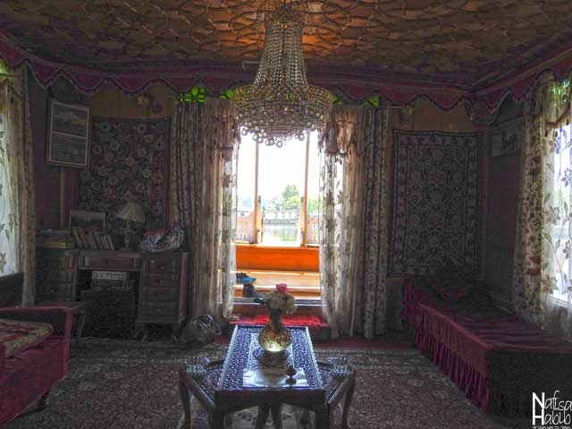 Houseboat in Srinagar images - Beautiful Interior of the budget-friendly Shamus Maqbool Houseboat