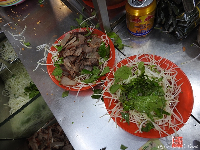 Slices of grilled beef and papaya salad